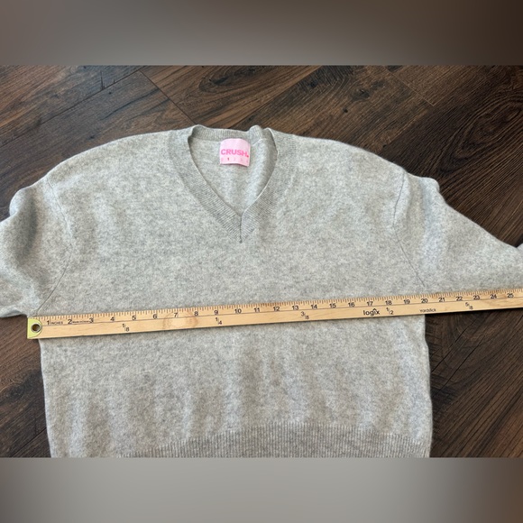 CRUSH Cashmere V-Neck Pullover Sweater Gray (Size 1= Small) - Picture 7 of 8